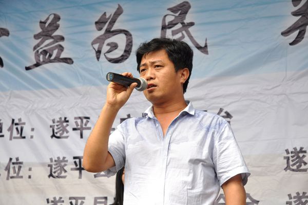 实施农资公益助农 惠及当地农民群众