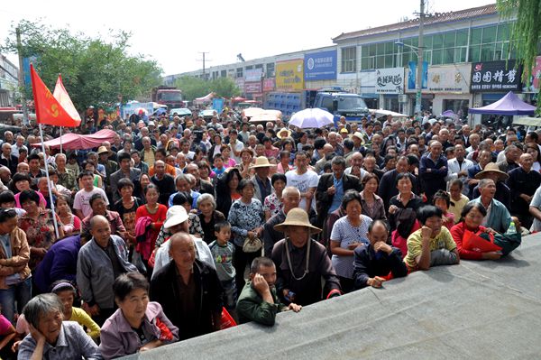 实施农资公益助农 惠及当地农民群众