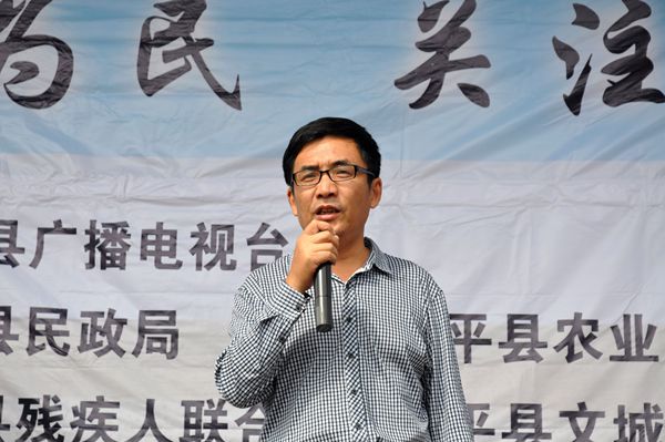 实施农资公益助农 惠及当地农民群众