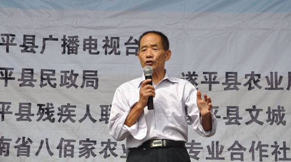 实施农资公益助农 惠及当地农民群众