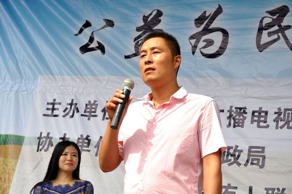 实施农资公益助农 惠及当地农民群众