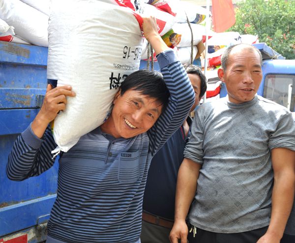 实施农资公益助农 惠及当地农民群众