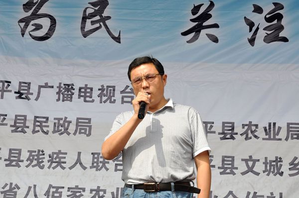 实施农资公益助农 惠及当地农民群众