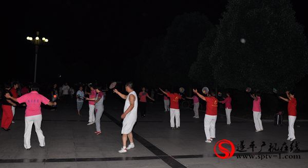 休闲娱乐设施完善 广场成消夏休闲好去处