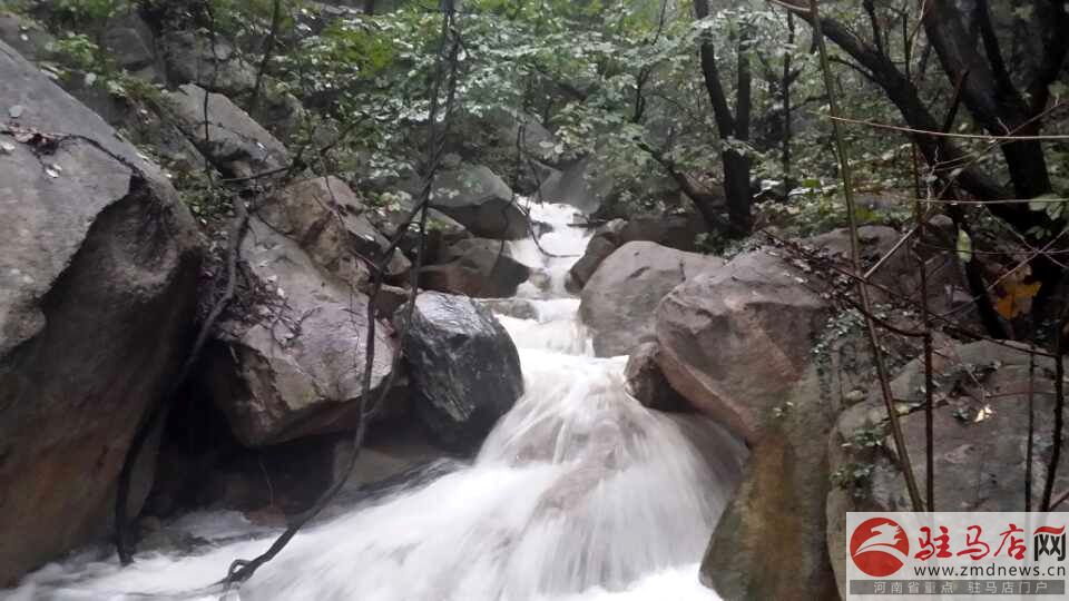 金顶山现飞流瀑布景观