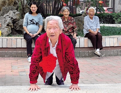 91岁老太连做50个俯卧撑
