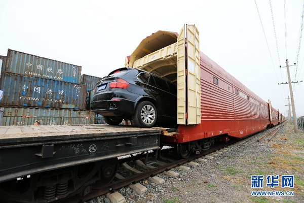 国庆新玩法 带着汽车坐火车