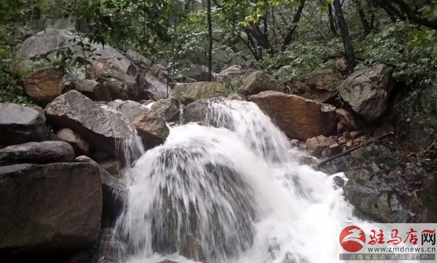 金顶山现飞流瀑布景观