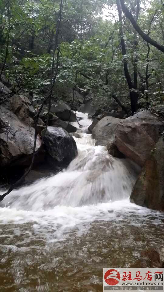 金顶山现飞流瀑布景观