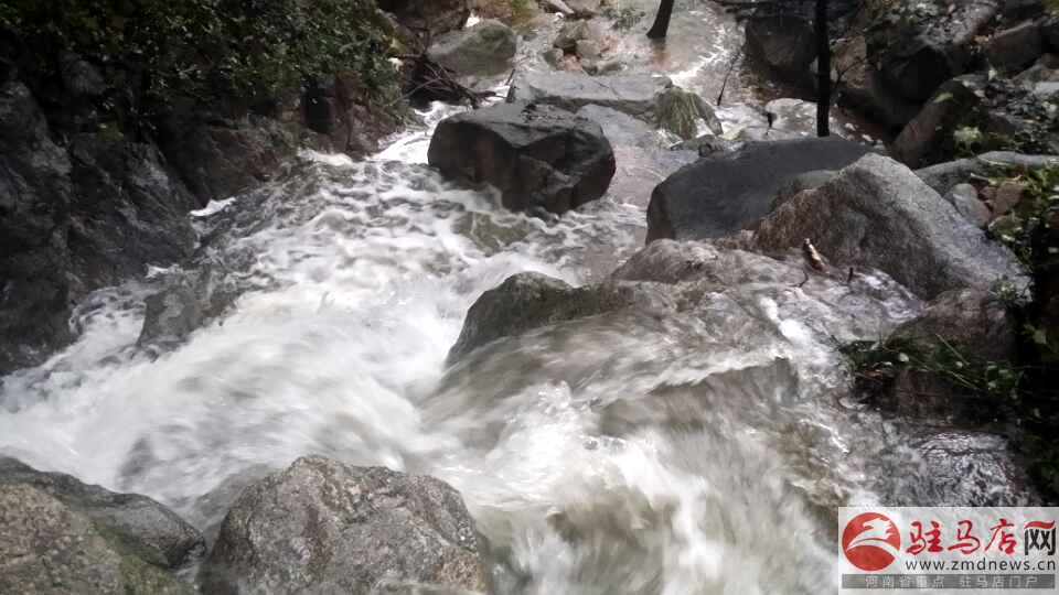 金顶山现飞流瀑布景观