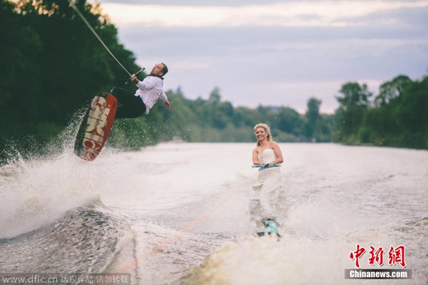 北爱尔兰新人边玩水上滑板边拍婚纱照
