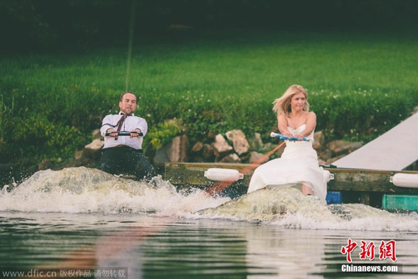 北爱尔兰新人边玩水上滑板边拍婚纱照
