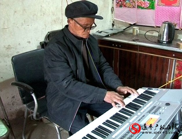 薛占伍老人“吹拉弹唱”演绎幸福晚年