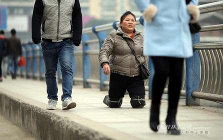 广西“坚强姐”跪着去打工 称做人要有骨气(组图)