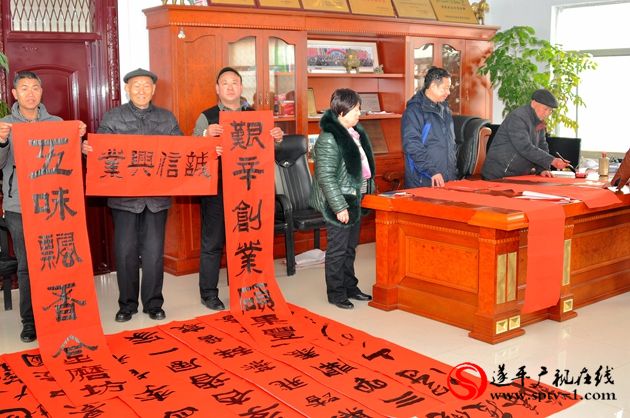 独臂舞者马丽 来遂平焕中调味品送墨宝