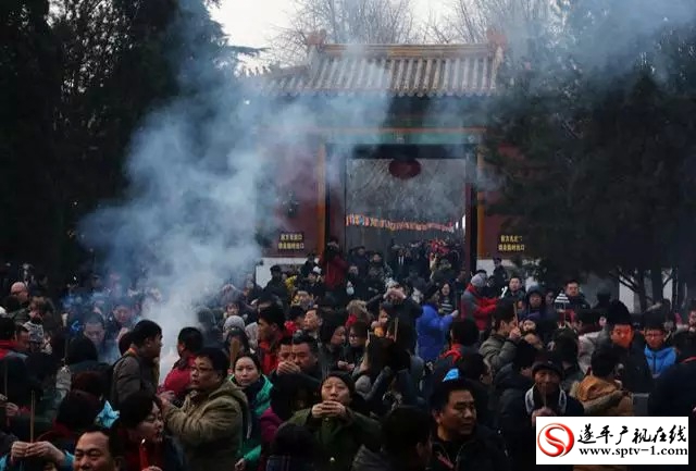 大年初一 市民争相去嵖岈山包公庙烧香祈福