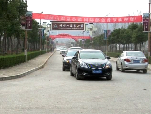 遂平：赏花正当时 交警执勤忙