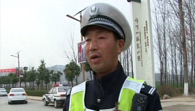 遂平：赏花正当时 交警执勤忙