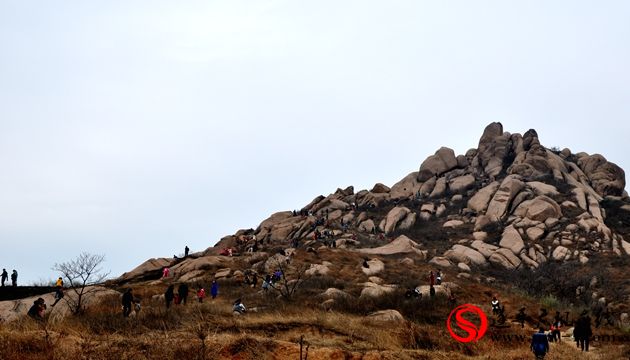 嵖岈山风景区：清明节每天旅游人数达万人