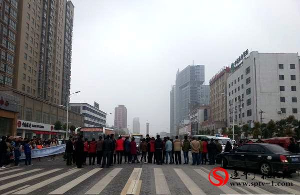 遂平恒泰.和家园一房两卖事件升级 受害者怒堵建设路