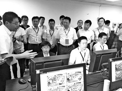 高考首日大学生为考生送西瓜特警持枪“保驾”