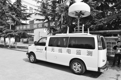 高考首日大学生为考生送西瓜特警持枪“保驾”