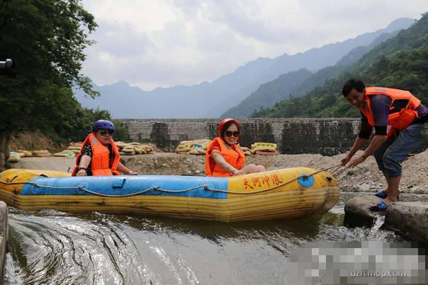 土豪为女友庆生“包河”漂流 要工人沿河敬礼