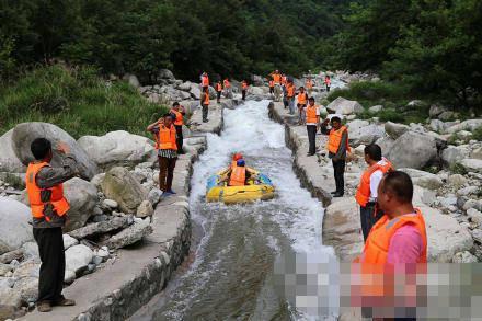 土豪为女友庆生“包河”漂流 要工人沿河敬礼