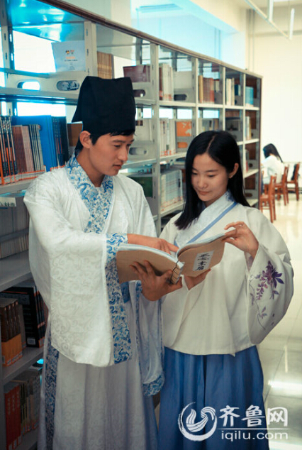 烟台一高校重温端午习俗 上演“汉服大片”
