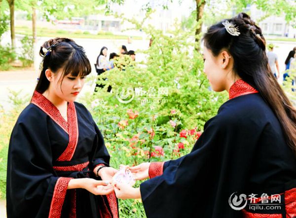 烟台一高校重温端午习俗 上演“汉服大片”