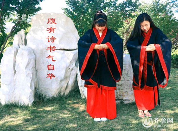 烟台一高校重温端午习俗 上演“汉服大片”