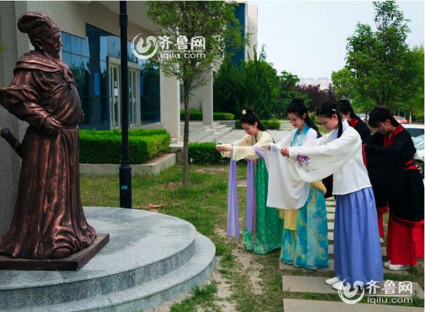 烟台一高校重温端午习俗 上演“汉服大片”
