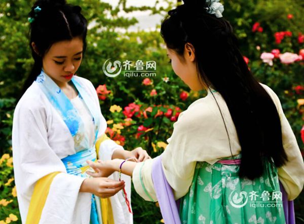 烟台一高校重温端午习俗 上演“汉服大片”