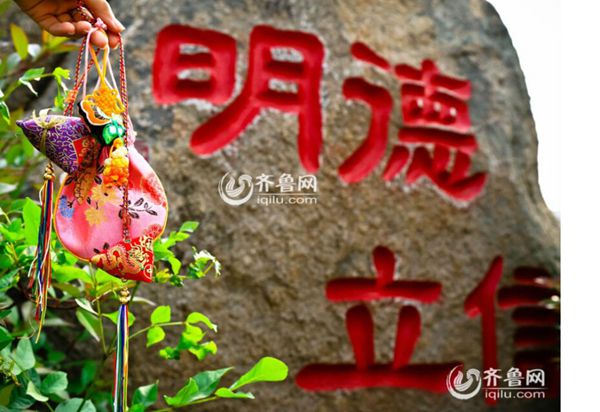 烟台一高校重温端午习俗 上演“汉服大片”