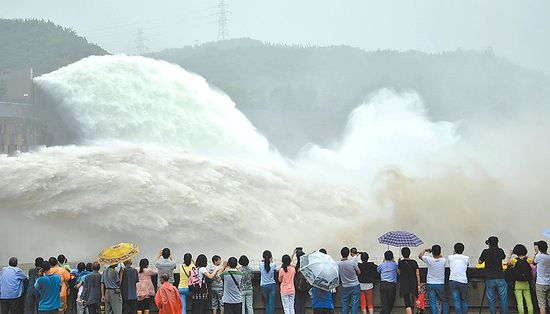 小浪底调水调沙现场 游客冒雨看“飞龙”