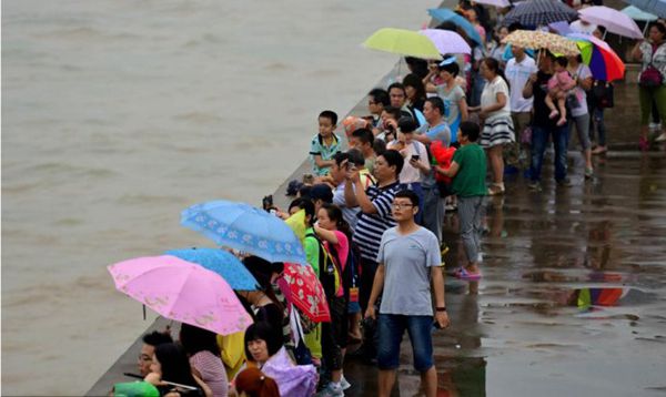 小浪底调水调沙现场 游客冒雨看“飞龙”