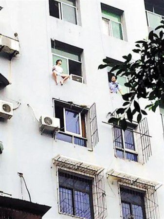 女孩悬坐7楼窗台：因孤独要挟父母让其回老家