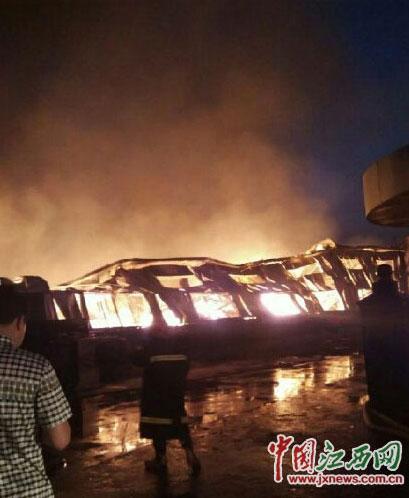 江西家具厂发生火灾烧6小时 共11辆消防车出动