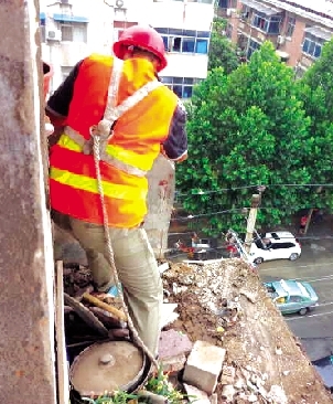 郑州：一阵大风把六楼阳台吹掉了！砸坏路灯没伤着人