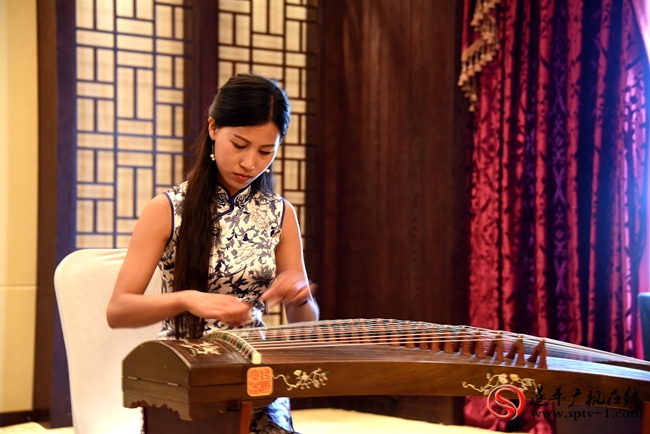 驻马店驿宝行器乐师在为客户表演古筝名曲
