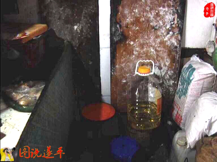 图为:某小吃店的后厨。