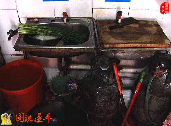 图为:某小吃店的后厨。