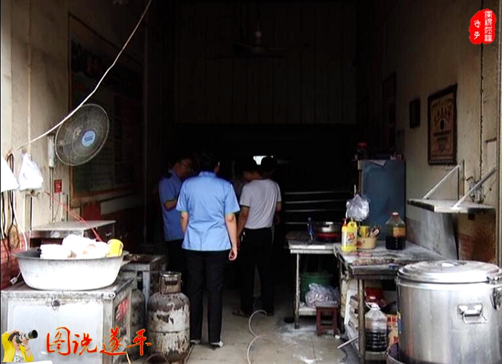 图为:某小吃店没有按照前厅后厨的要求,环境脏乱差。