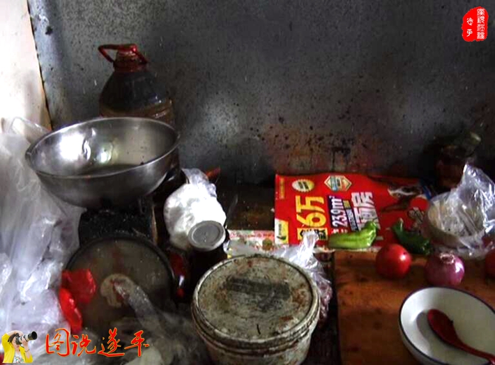 图为:某小吃店的后厨。