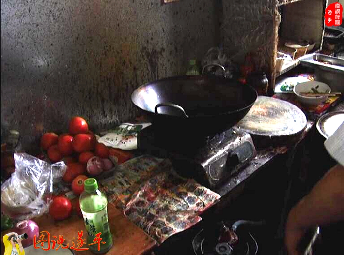 图为:某小吃店的后厨。