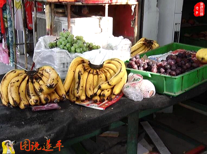 图为:该副食店环境脏乱差,所售水果上蚊蝇乱飞。