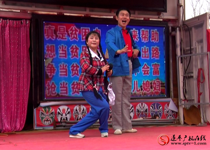 2017-11-21张源  人社局脱贫攻坚演出.avi_20171122_154716.236_副本