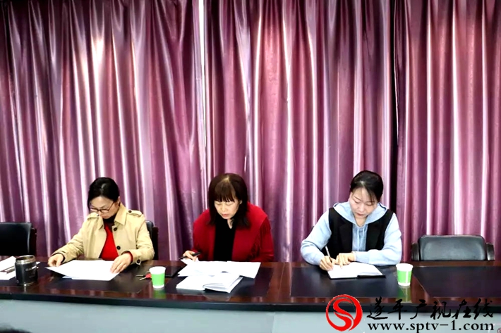 图为审计组正在讲解审计内容和重点